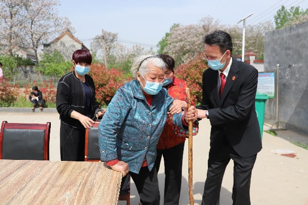 法官搀扶,老人心安-范坡法庭庭长付攀巡回审理一起老人赡养纠纷案件